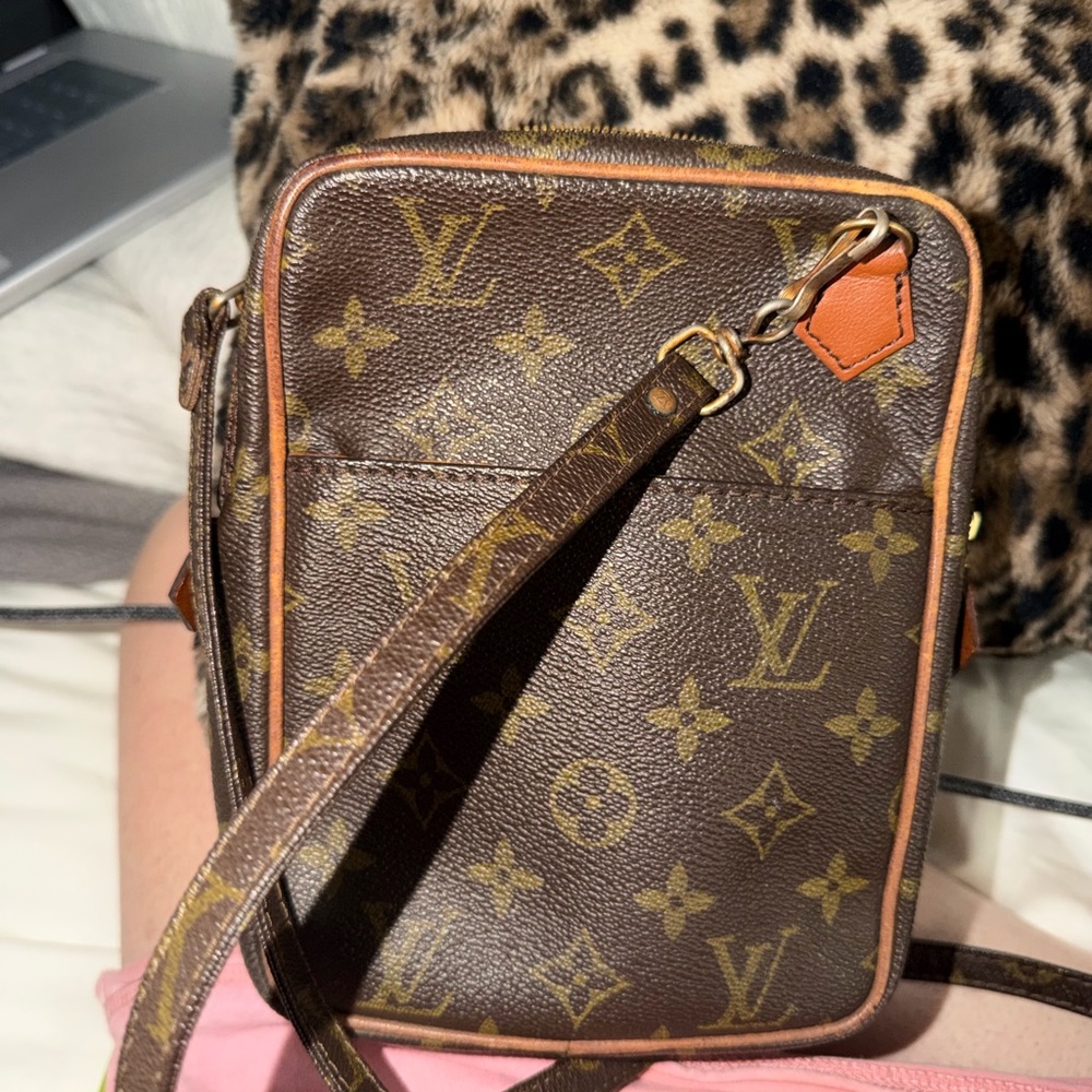 Authentic Great Deal! Louis Vuitton and Tan Monogram crossbody